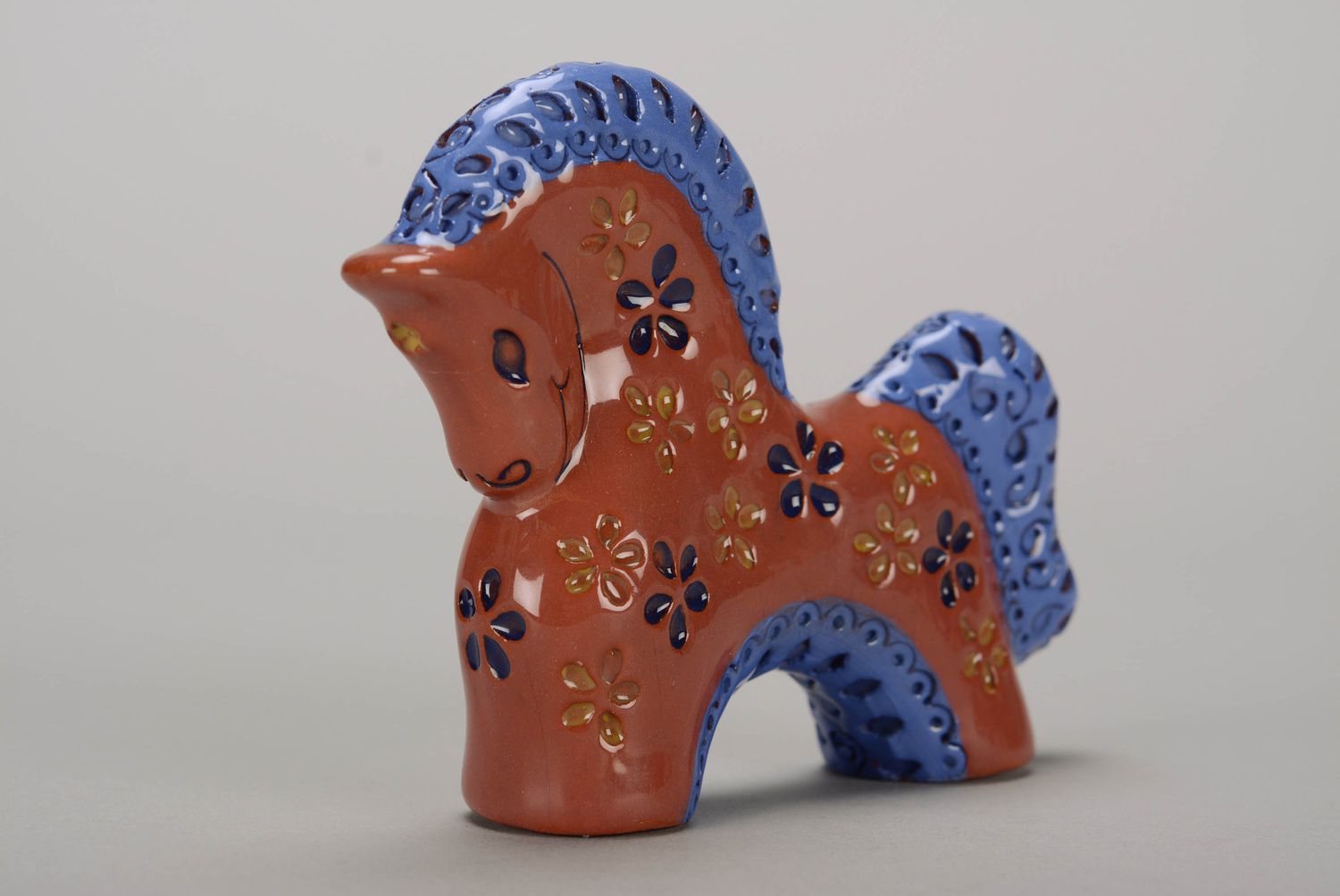 Глиняная лошадка с синей гривой фото 1