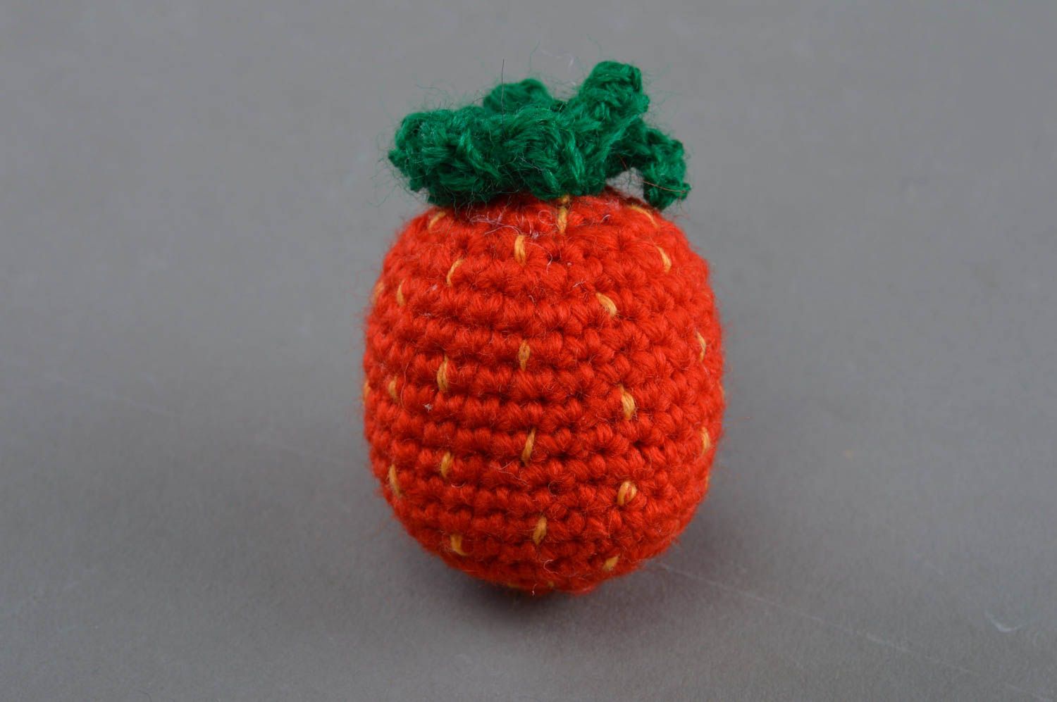 Juguete de peluche tejido pequeño hecho a mano para niño fresa para decoración foto 3