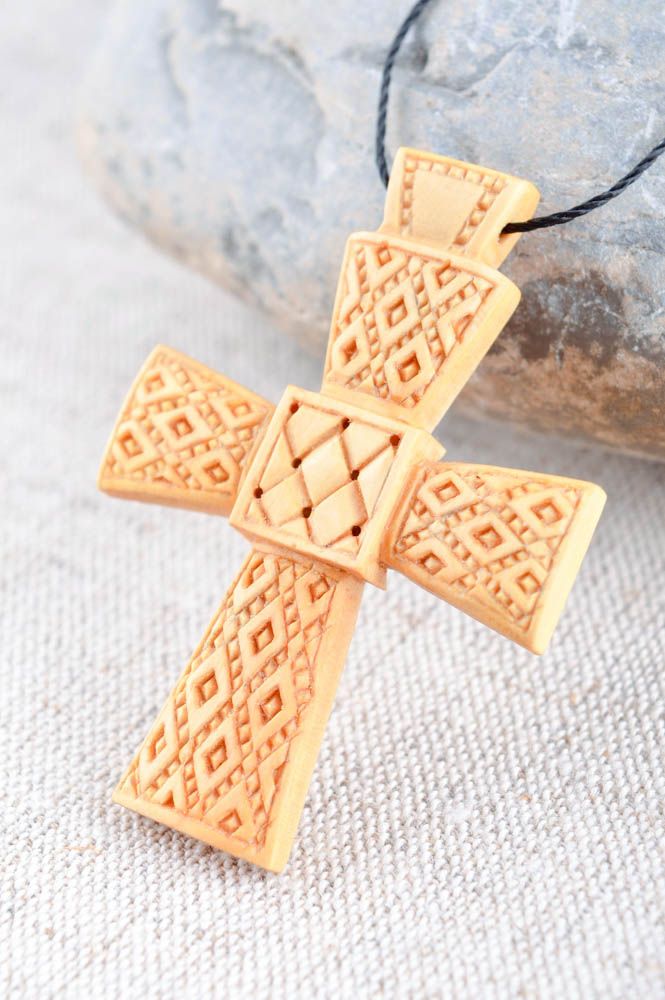 Нательный крестик ручной работы крест без распятия деревянный крестик на шею  фото 1