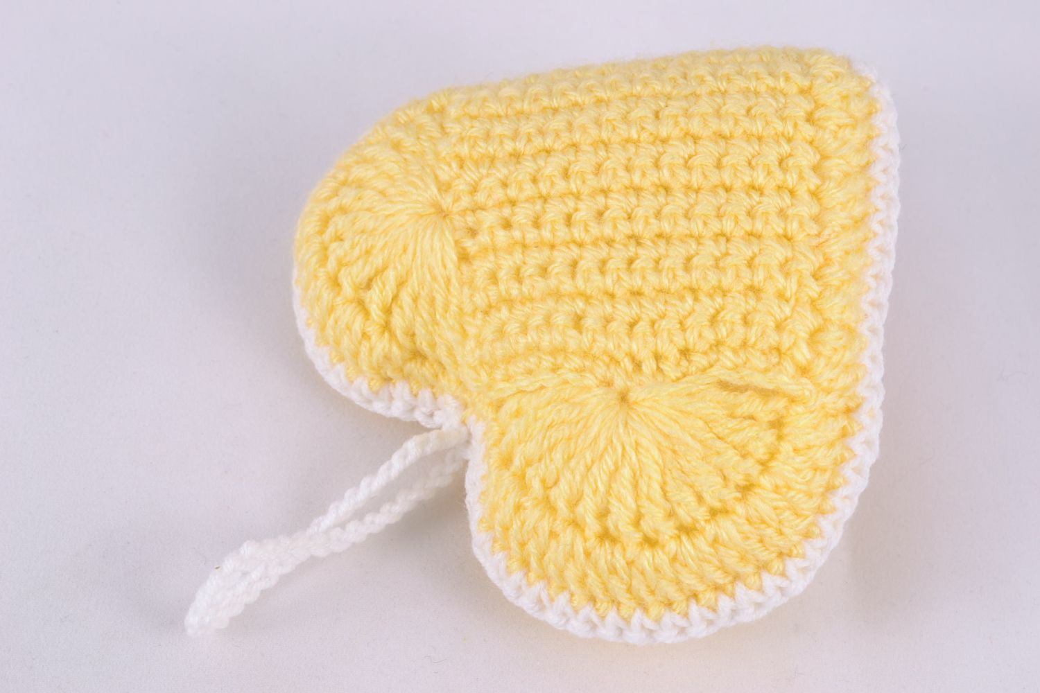 Petite peluche tricoté en forme de cœur jaune décorative originale faite main  photo 5