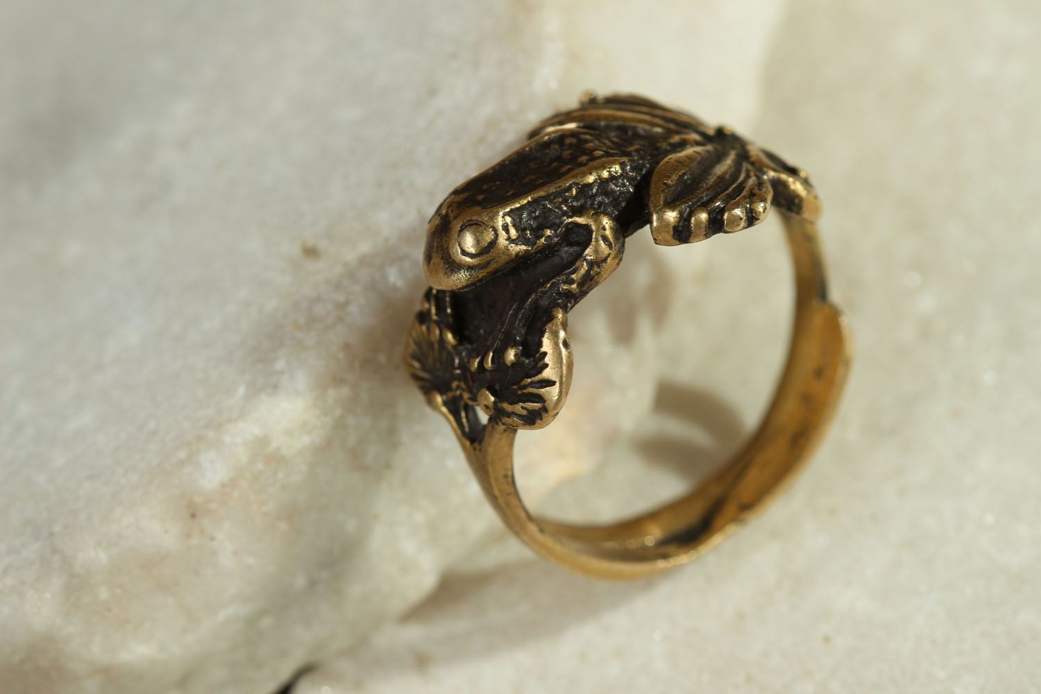 Кольцо из бронзы Лягушка фото 2