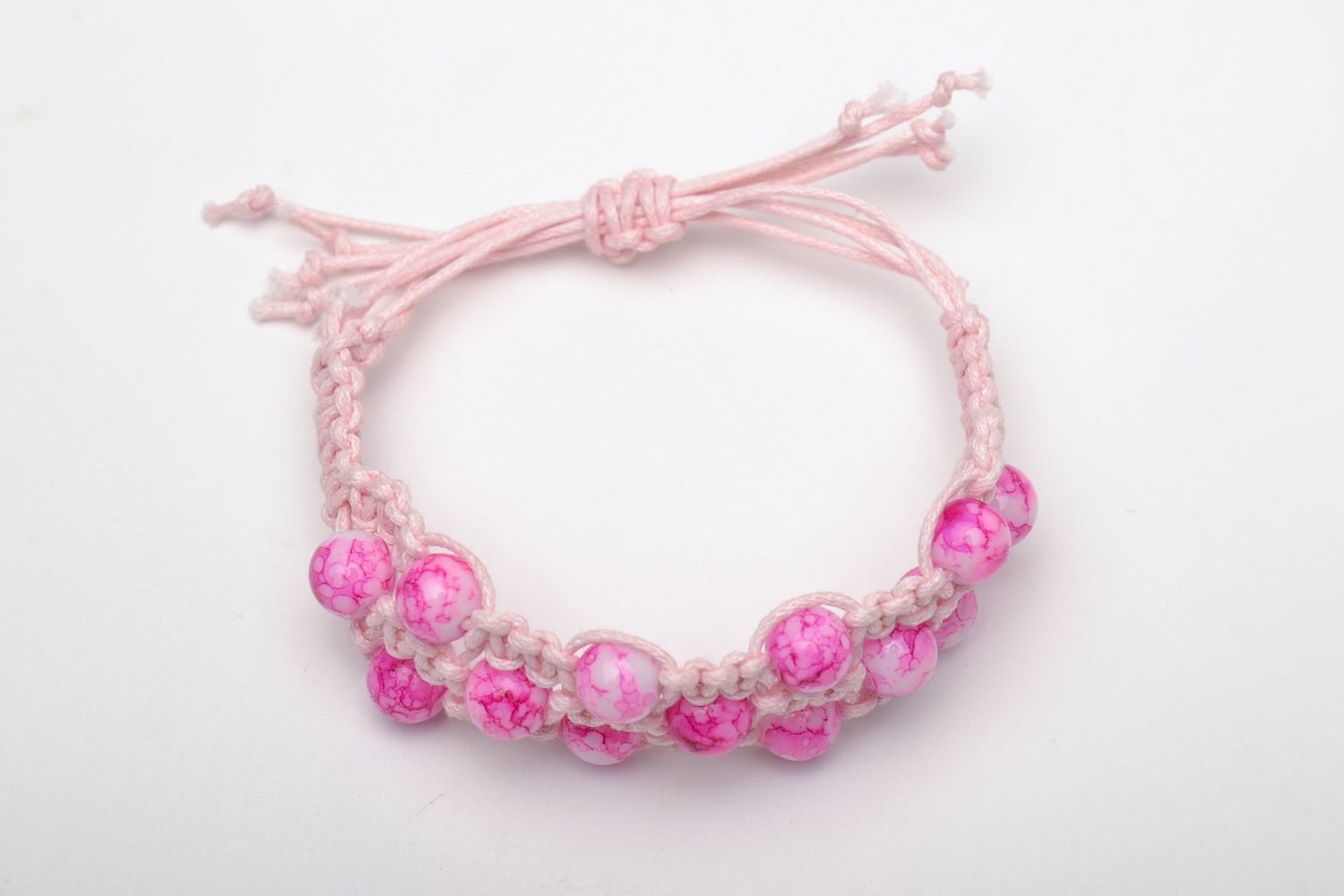 Bracelet tressé large en perles plastiques roses et lacet ciré fait main photo 2