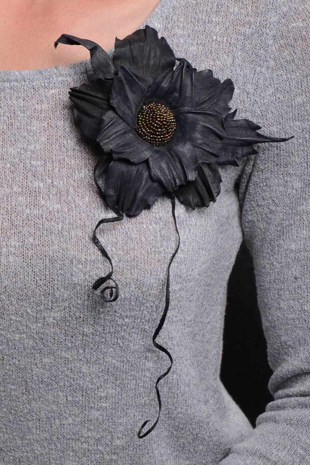 Broche en cuir Broche fantaisie fait main Accessoire femme fleur noire photo 1