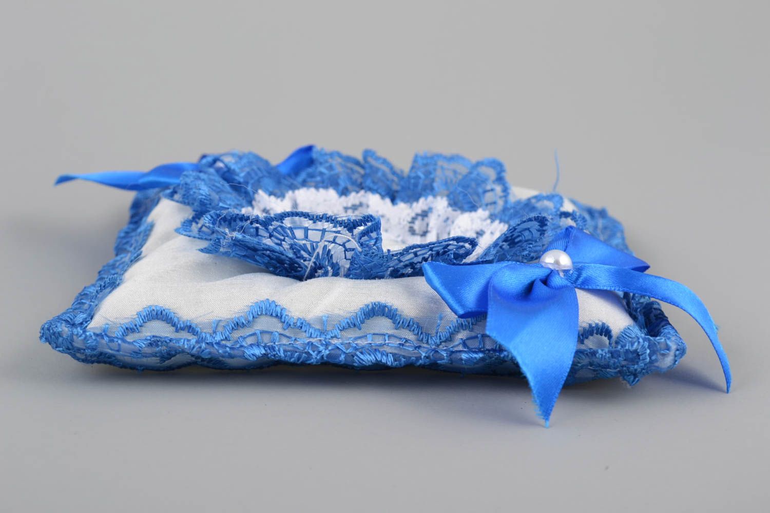 Coussin pour alliances bleu en tissu fait main original avec noeuds en satin photo 4
