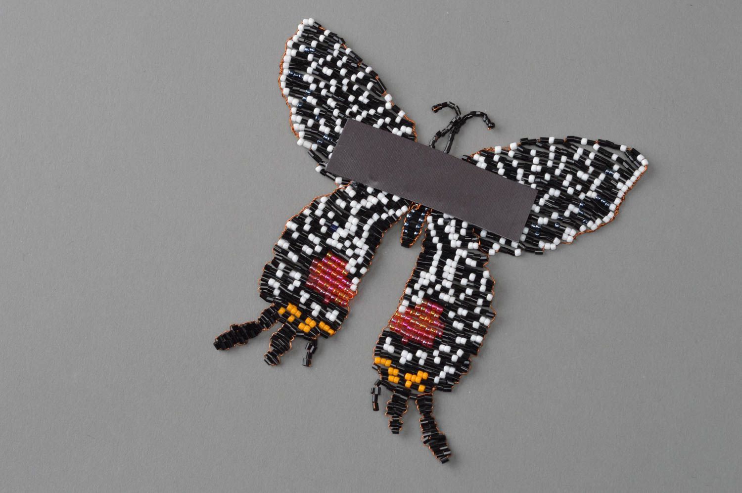 Aimant fait main en perles de rocaille décoratif Papillon noir à pois blancs photo 4