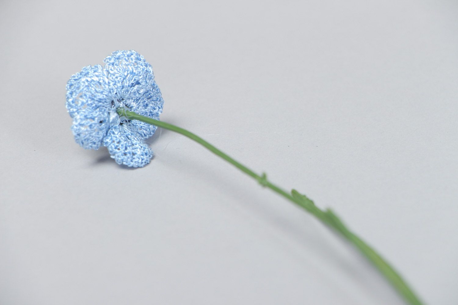 Handgemachte gehäkelte dekoriative Blume aus Kunstseide in Blau Anemone Blume foto 4