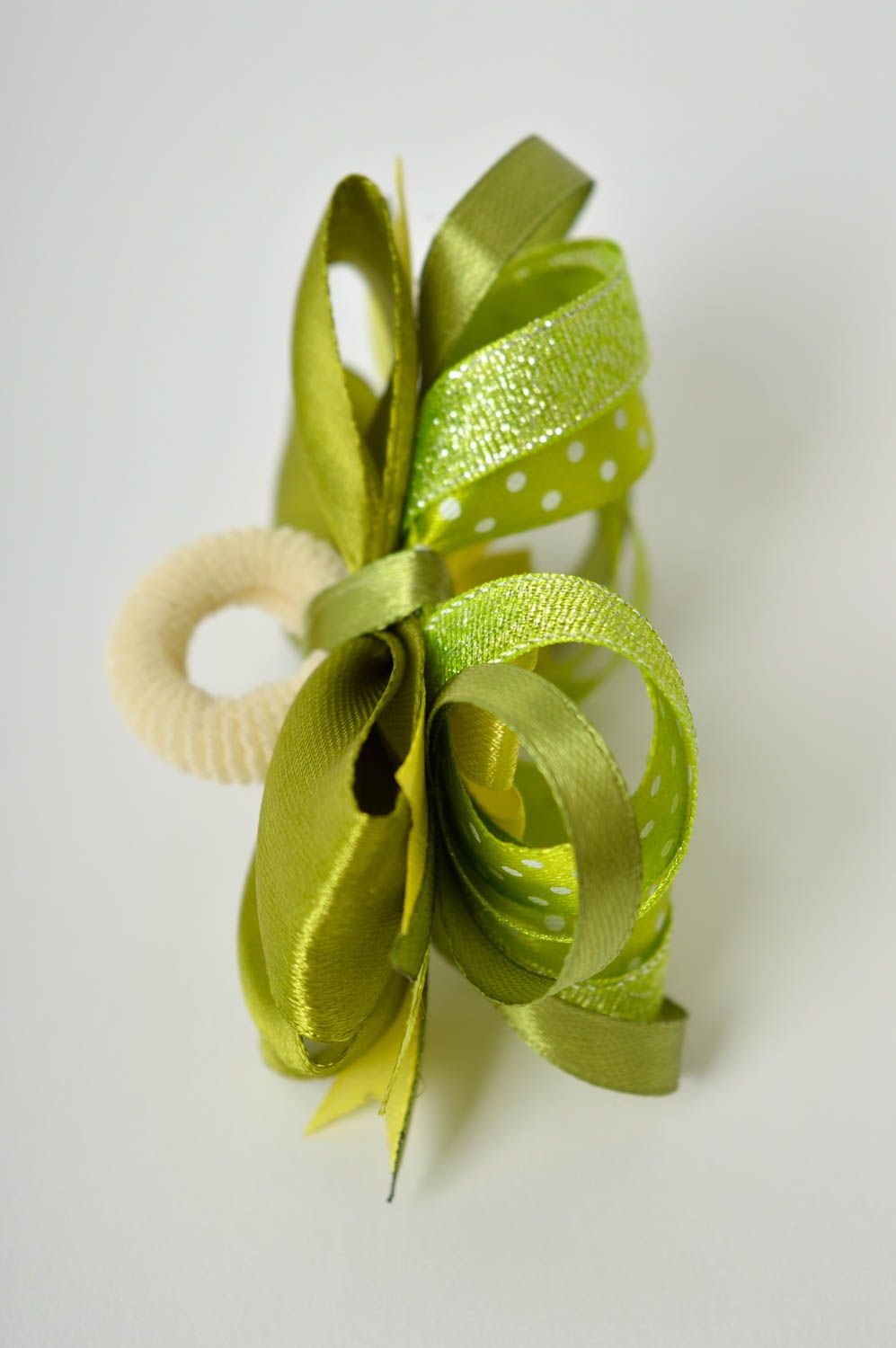 Резинка с бантом украшение ручной работы зеленая резинка для волос с бусиной фото 4