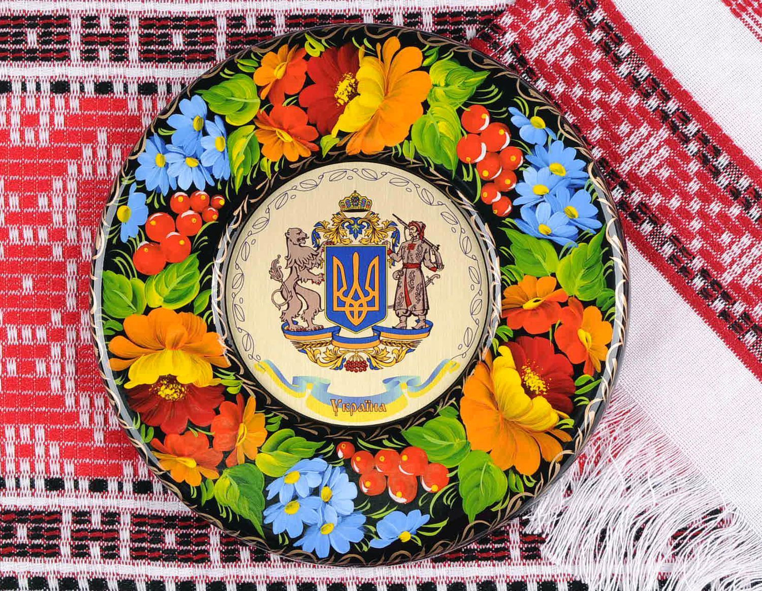 Тарелка расписная с цветочным орнаментом фото 2