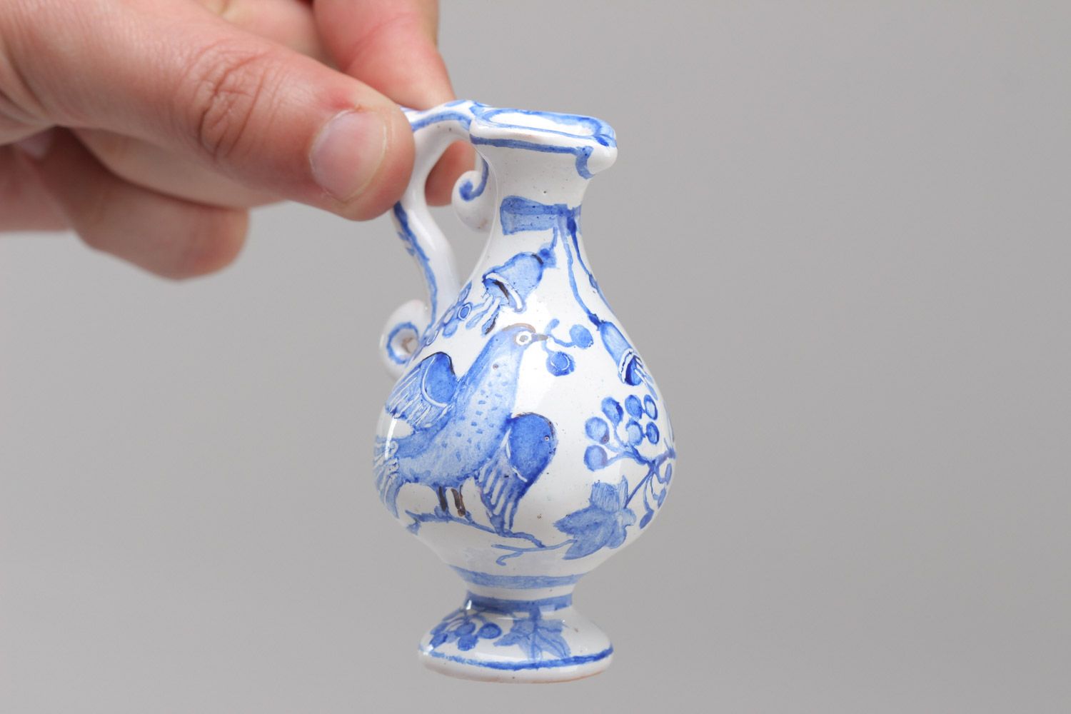Petite cruche en céramique faite main blanc-bleu peinte couverte d'émail photo 5