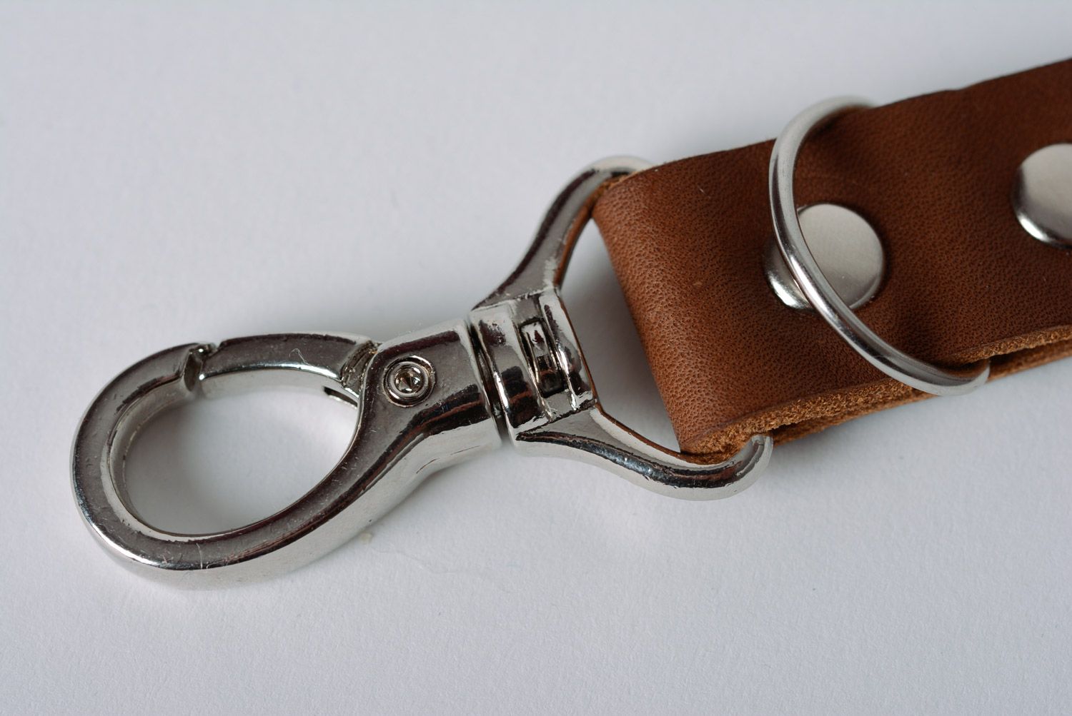 Porte-clés en cuir naturel brun discret fait main avec mousqueton cadeau photo 3