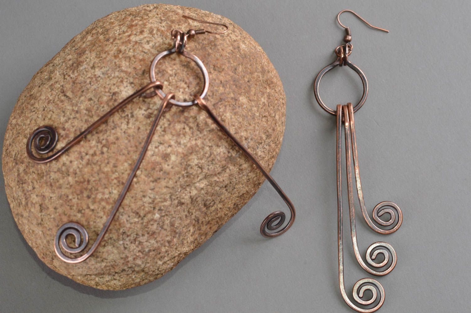 Schöne künstlerische handgemachte Ohrringe aus Kupfer in Heißschmieden Technik  foto 2