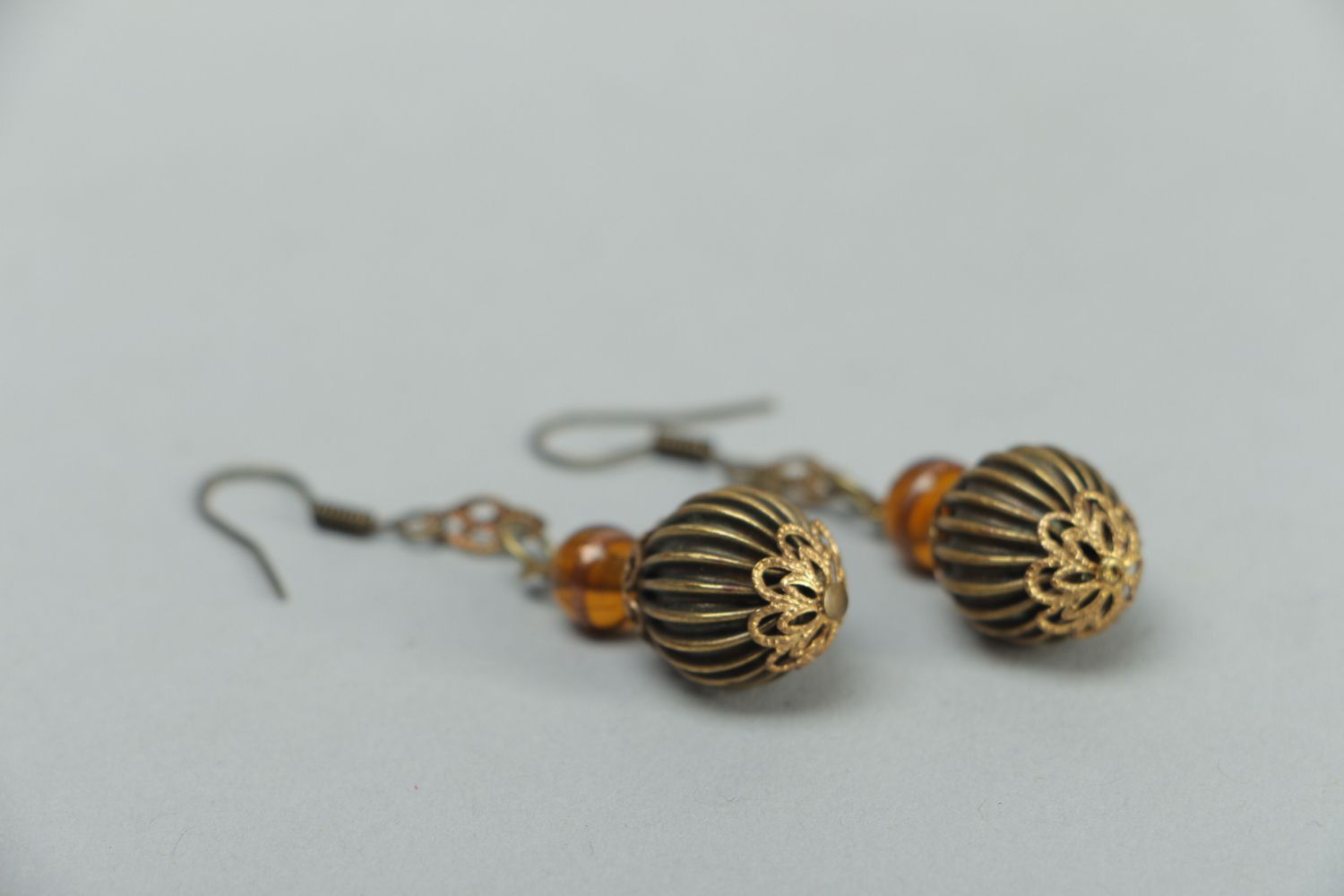 Boucles d'oreilles pendantes faites main en métal et perles fantaisie photo 2