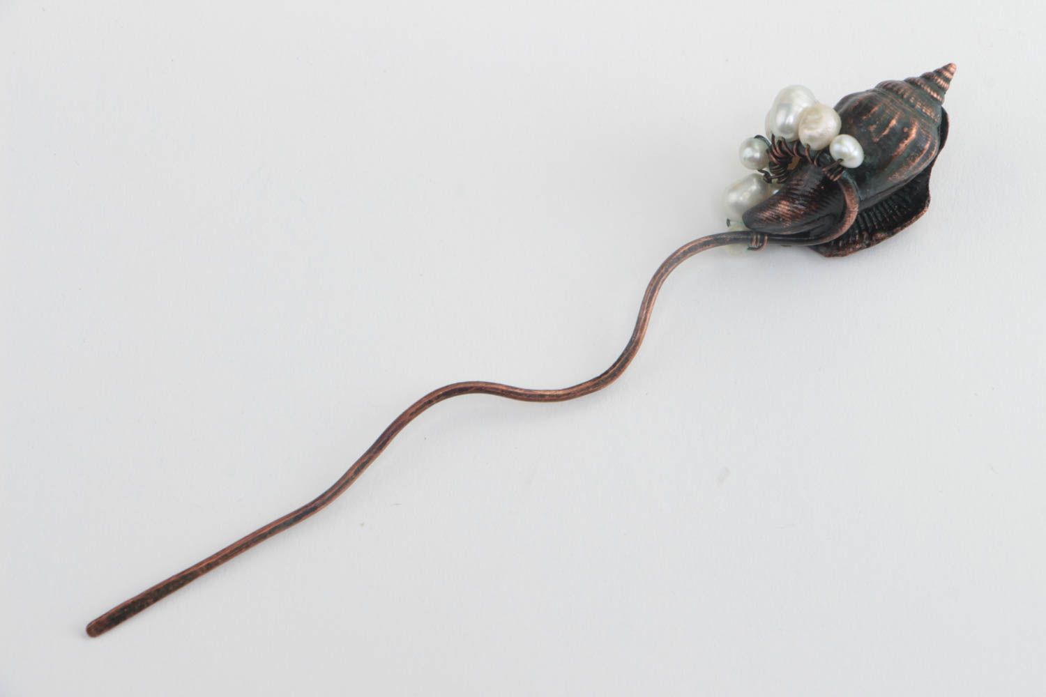 Авторская шпилька для волос из меди с ракушкой и речным жемчугов ручной работы фото 4