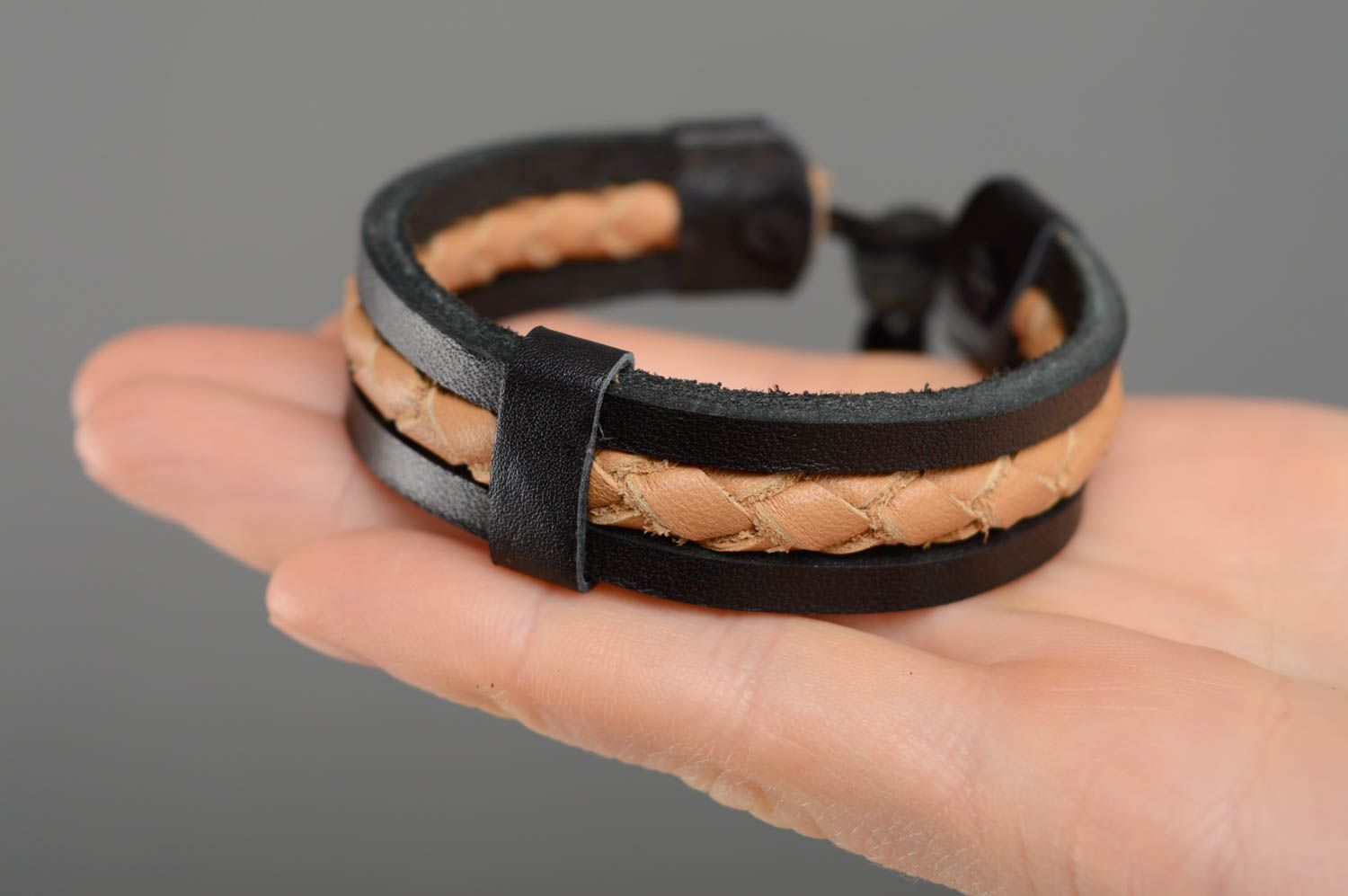 Bracelet fait main de vrai cuir avec élément tressé accessoire noir beige photo 2