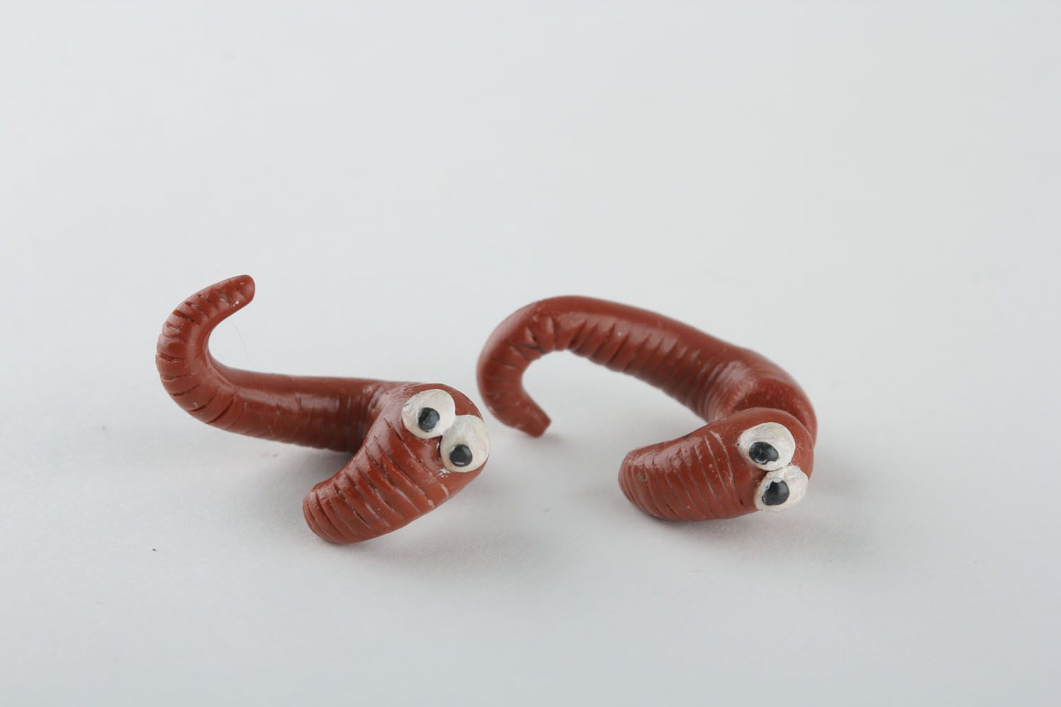 Pendientes artesanales con forma de gusanos foto 2