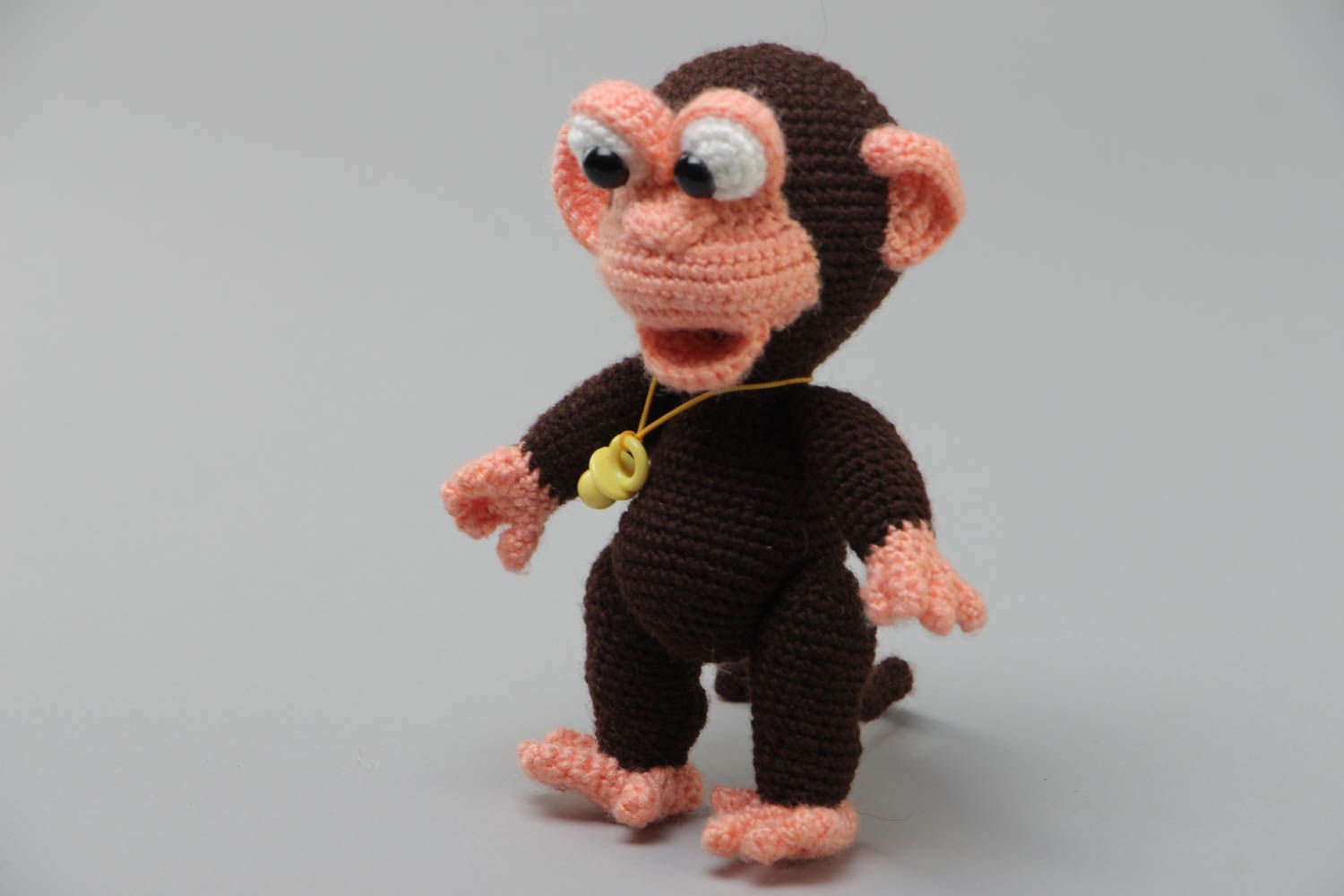 Jouet mou singe tricoté au crochet en fils acryliques fait main marron photo 2