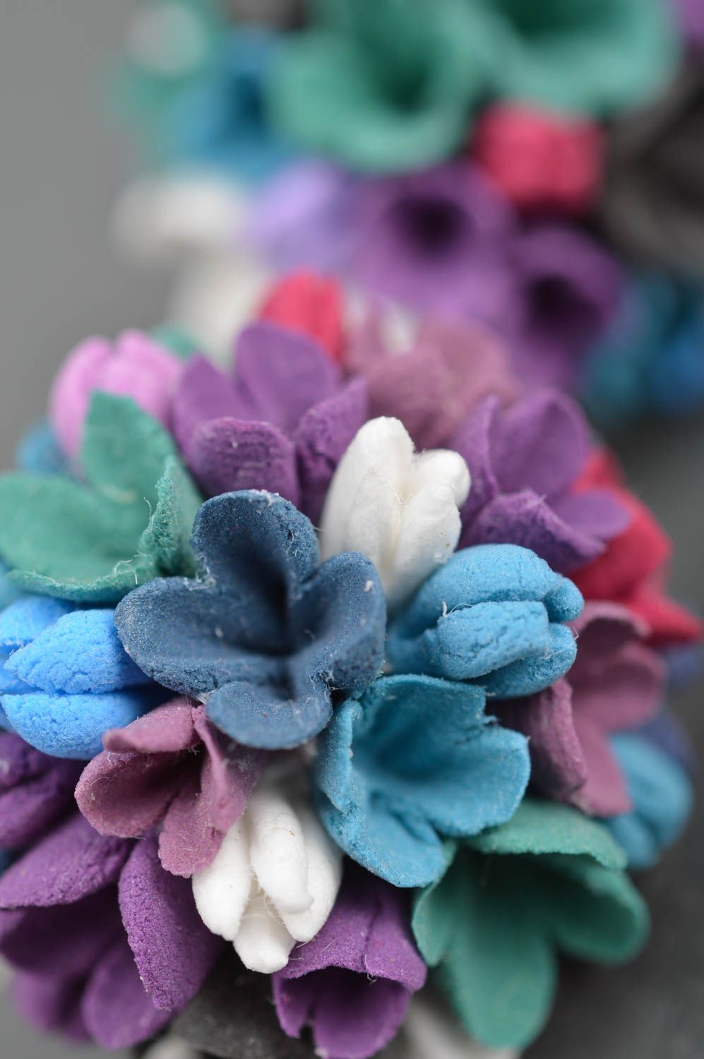 Pendientes largos con flores de arcilla polimérica artesanales multicolores foto 4