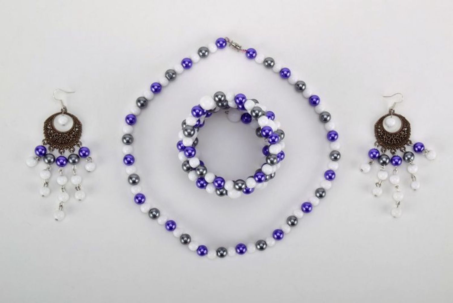 Conjunto de jóias de plástico: colar, pulseira e brincos foto 1