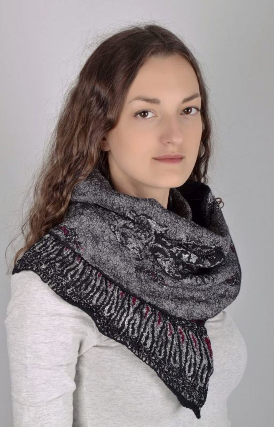 Grey silk scarf with pattern photo 2