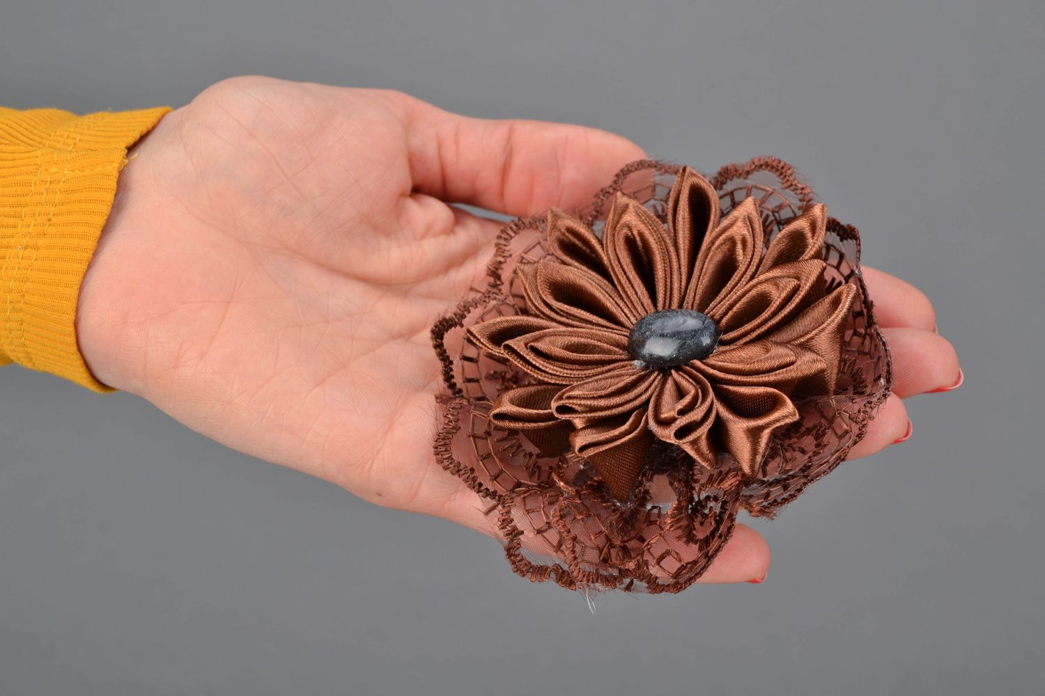 Broche de tela de raso con forma de flor Chocolate foto 2
