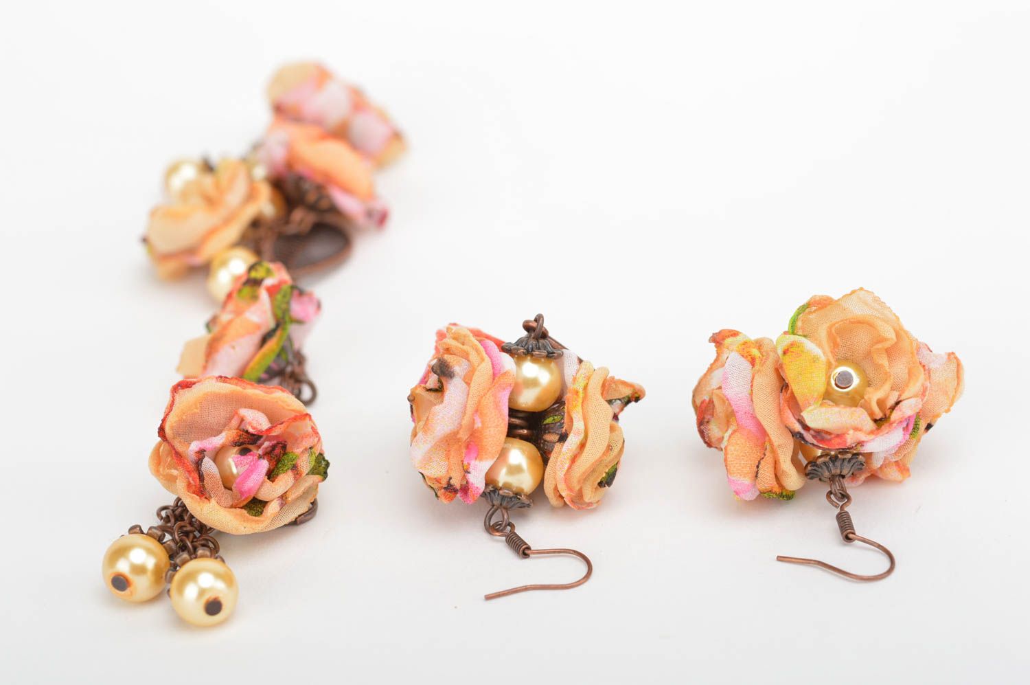 Комплект украшений браслет и серьги с текстильными цветами Разноцветные розы  фото 4