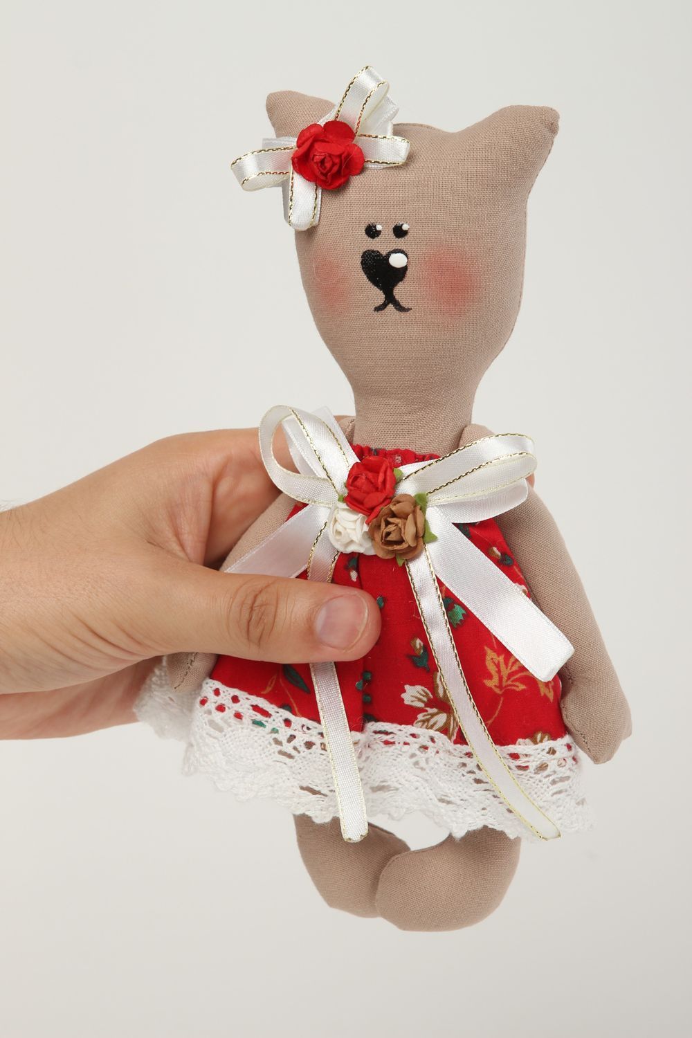 Handmade Kuscheltier Katze im roten Kleid Stoff Spielzeug Geschenk für Kinder  foto 5
