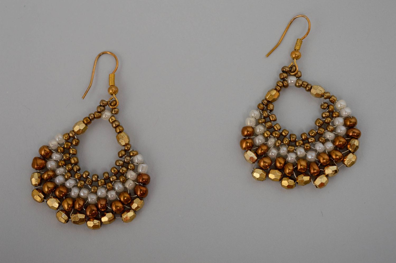 Handmade beaded earrings of white and golden colors photo 5