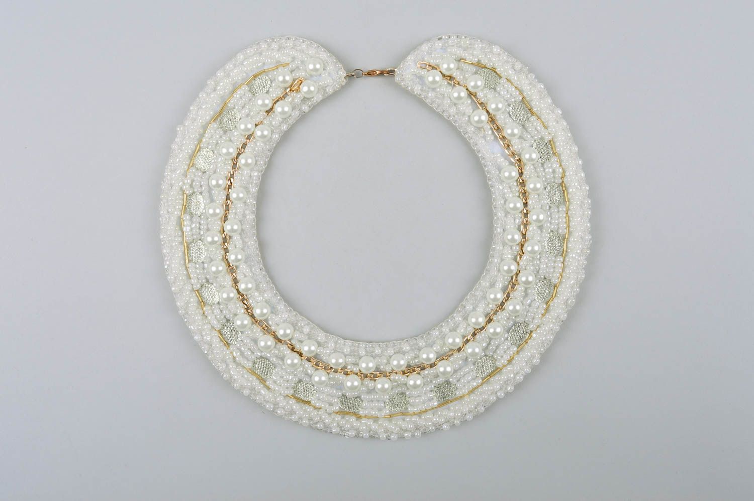 Collier brodé blanc Bijou fait main faux perles design Accessoire pour femme photo 2