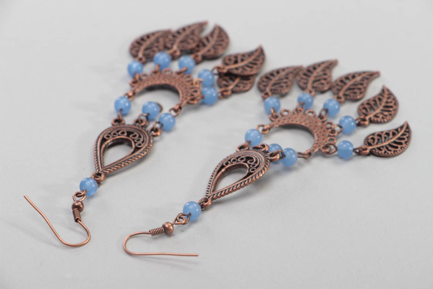 Boucles d'oreilles en perles de verre bleues et cuivre pendantes faites main photo 4