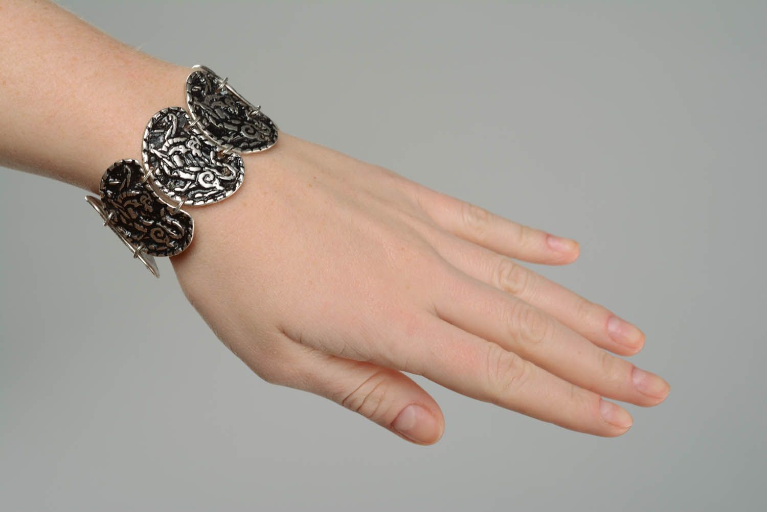 Bracelete de liga de metal feito à mão pulseira feminina de metal  foto 5