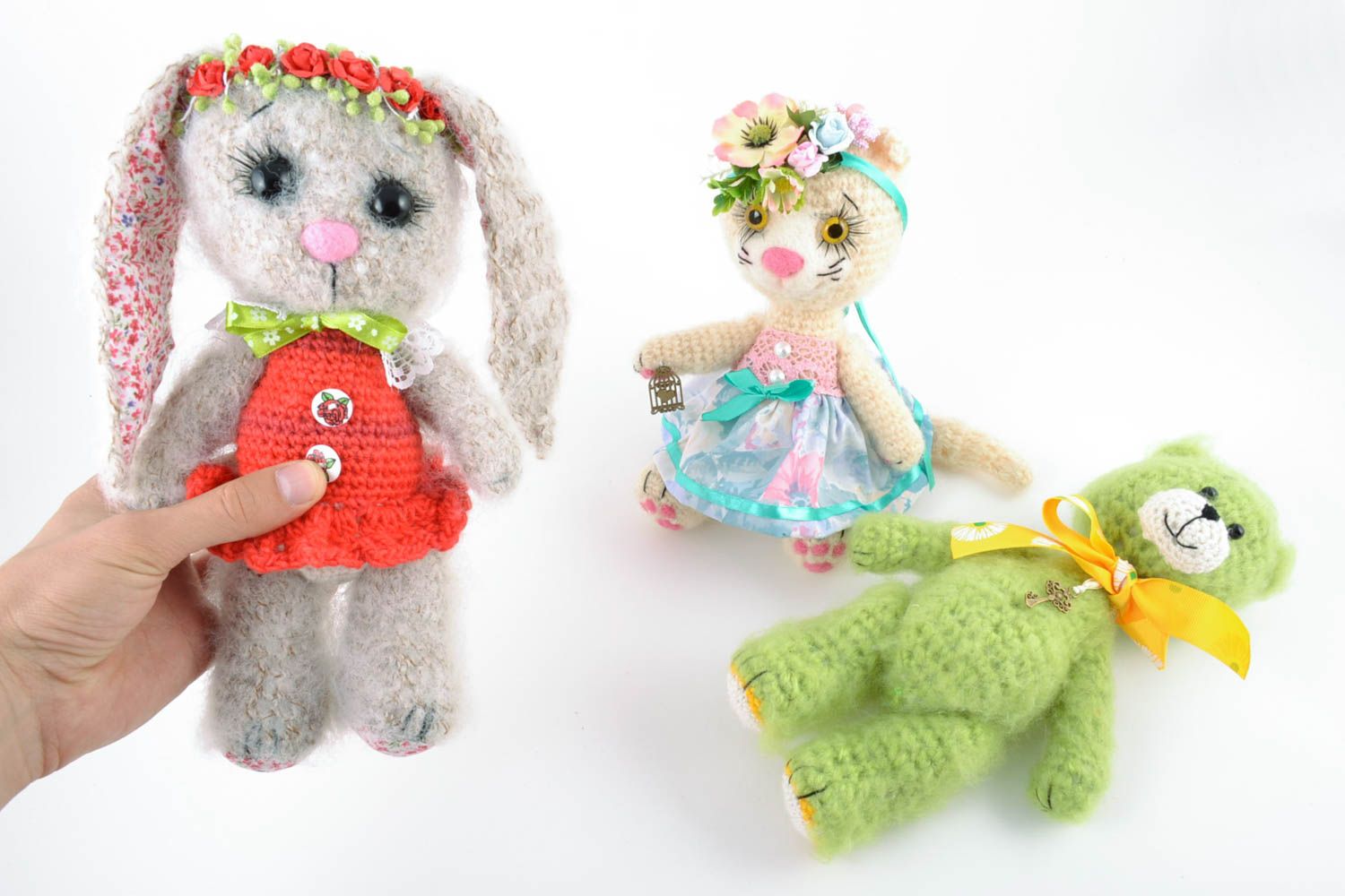 Набор вязаных игрушек ручной работы 3 штуки красивые для детей подарок авторские фото 2