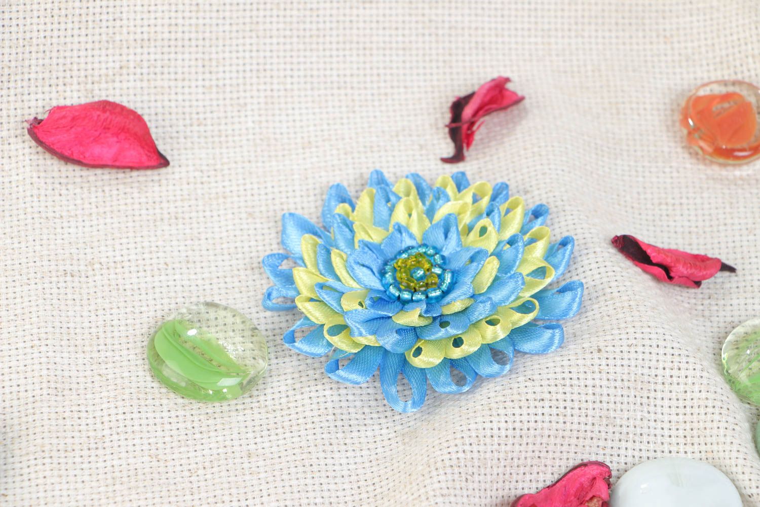 Kanzashi Brosche Blume aus Atlasbändern originell Designer Schmuck handgemacht foto 1