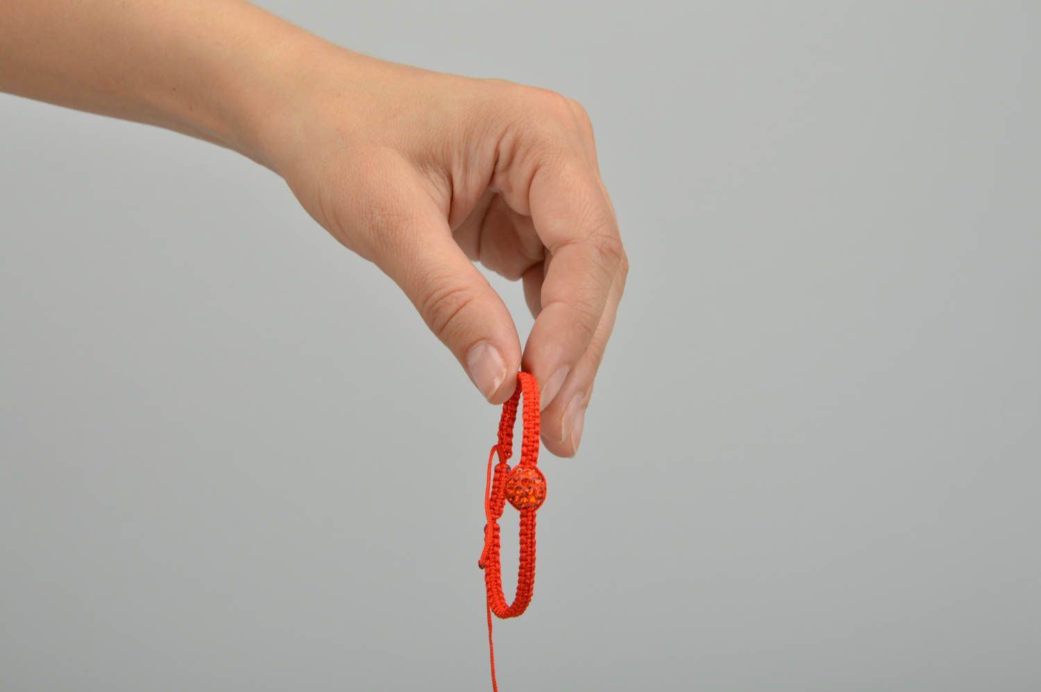Красный плетеный браслет на руку ручной работы с бусиной тонкий красивый фото 1