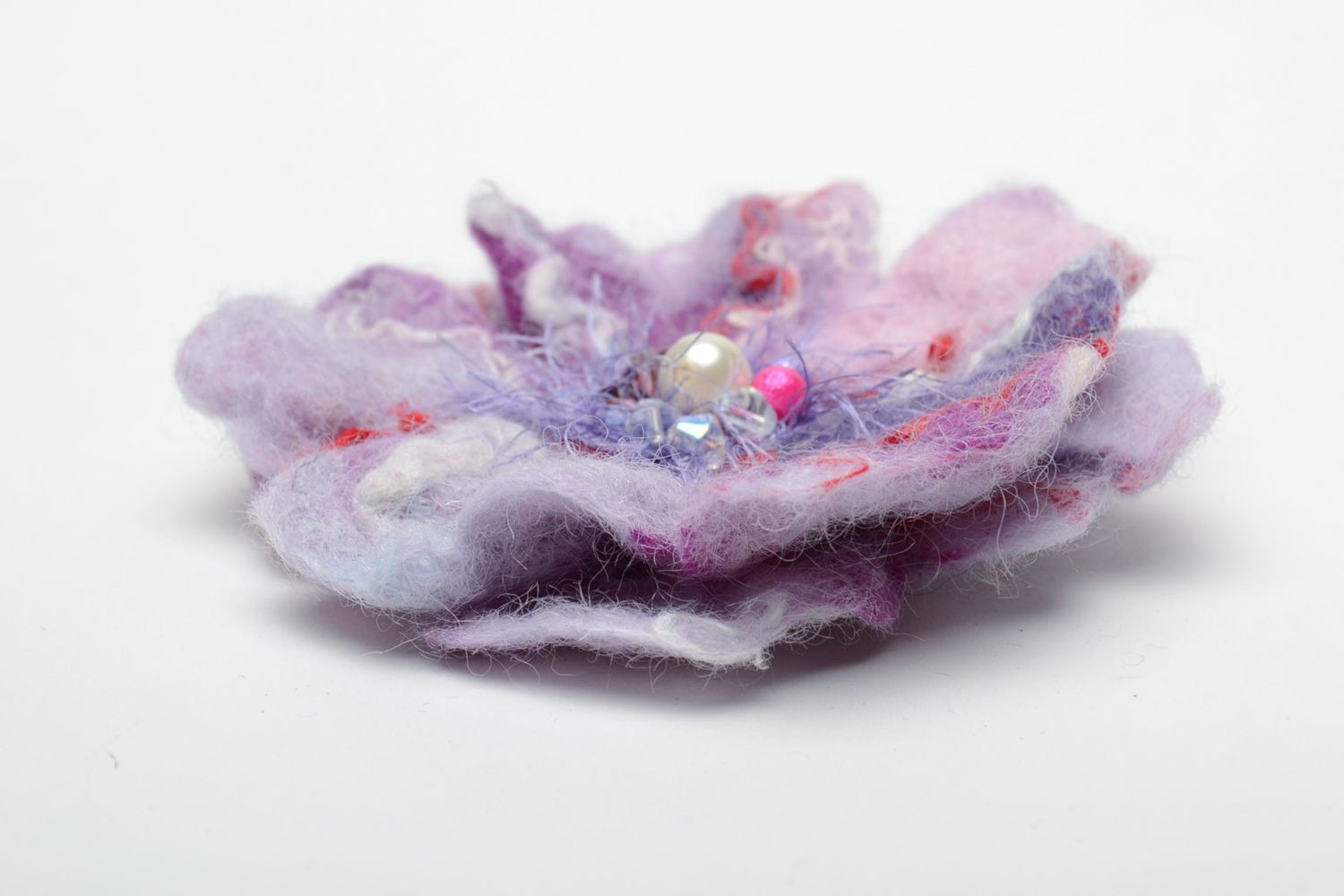 Broche artesanal con flor de lana foto 4