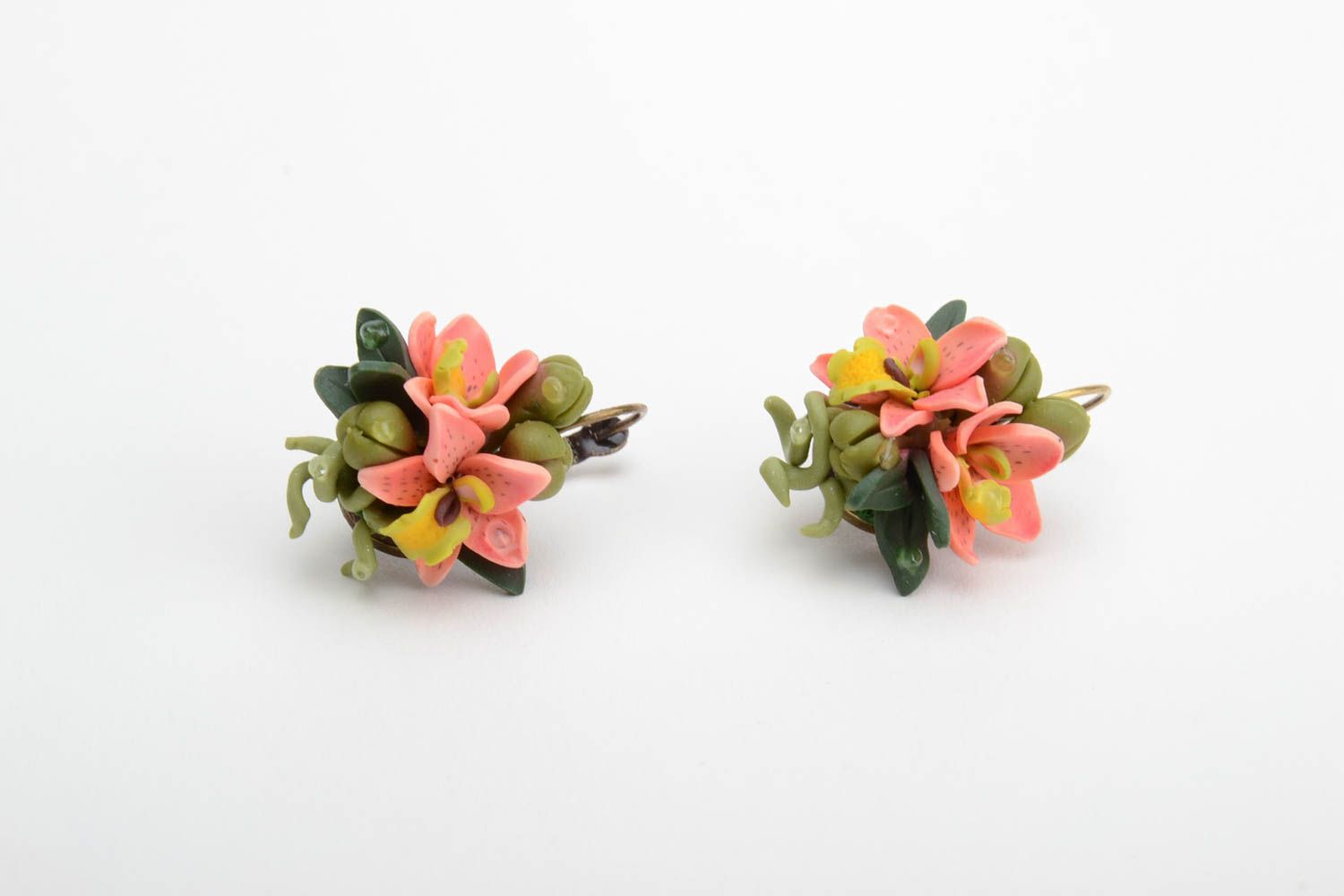 Серьги-цветы из полимерной глиной розовые с зеленым красивые ручной работы фото 2