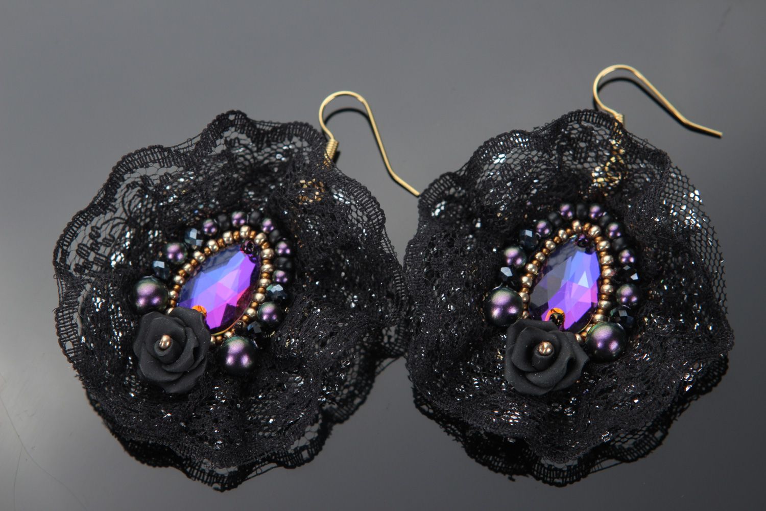 Pendientes artesanales de abalorios cristales perlas y encaje negros foto 1