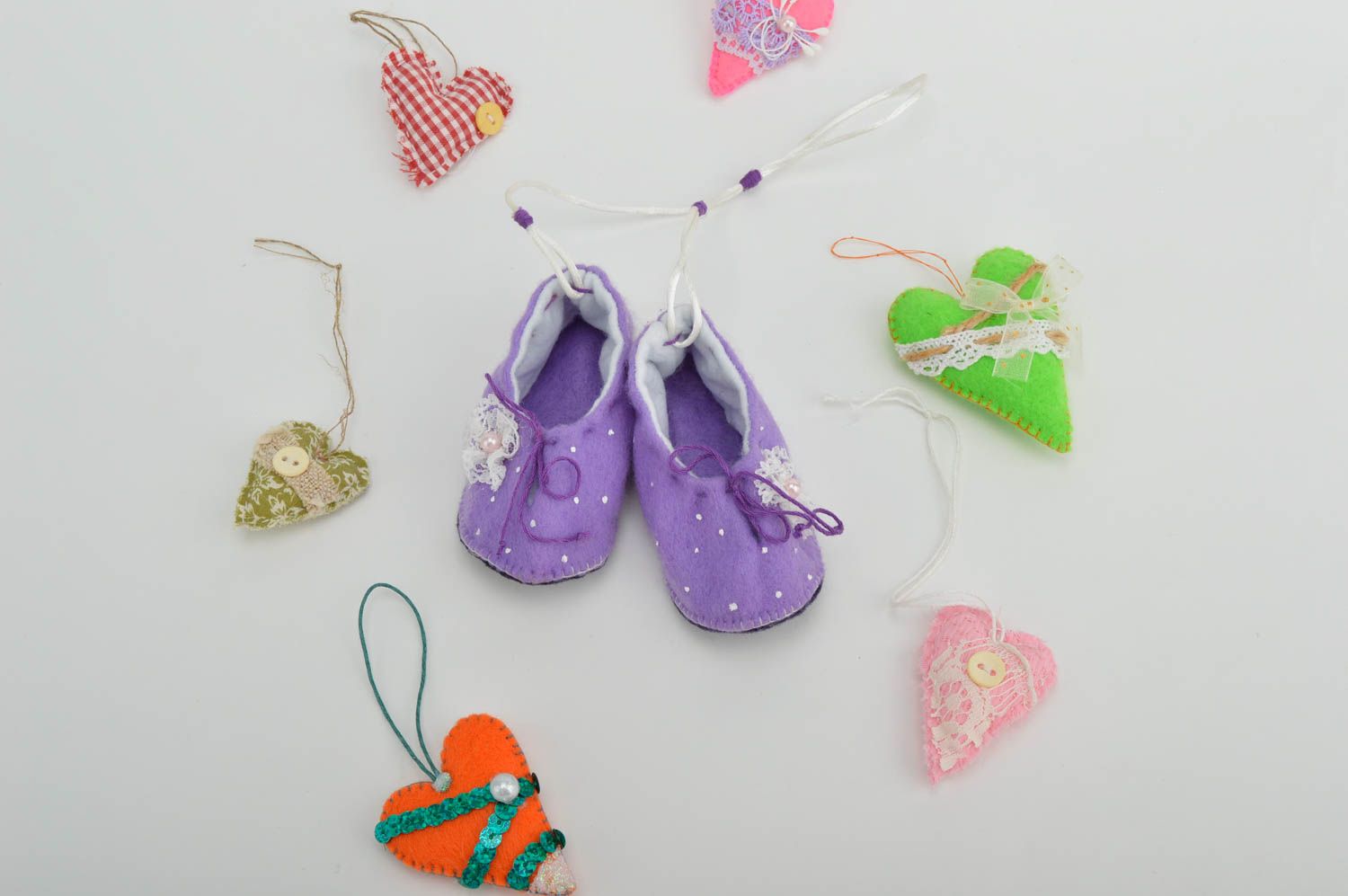 Handmade Deko Hänger Spielzeug Anhänger Kinderzimmer Deko violette Babyschuhe foto 1
