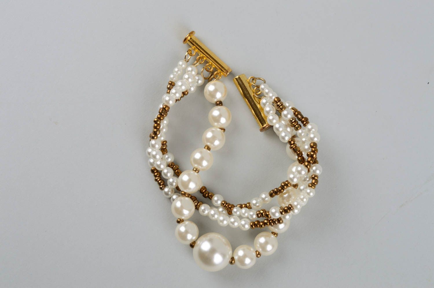 Armband handmade Schmuck aus Perlen Frauen Accessoire Armband weiß goldfarbig foto 5