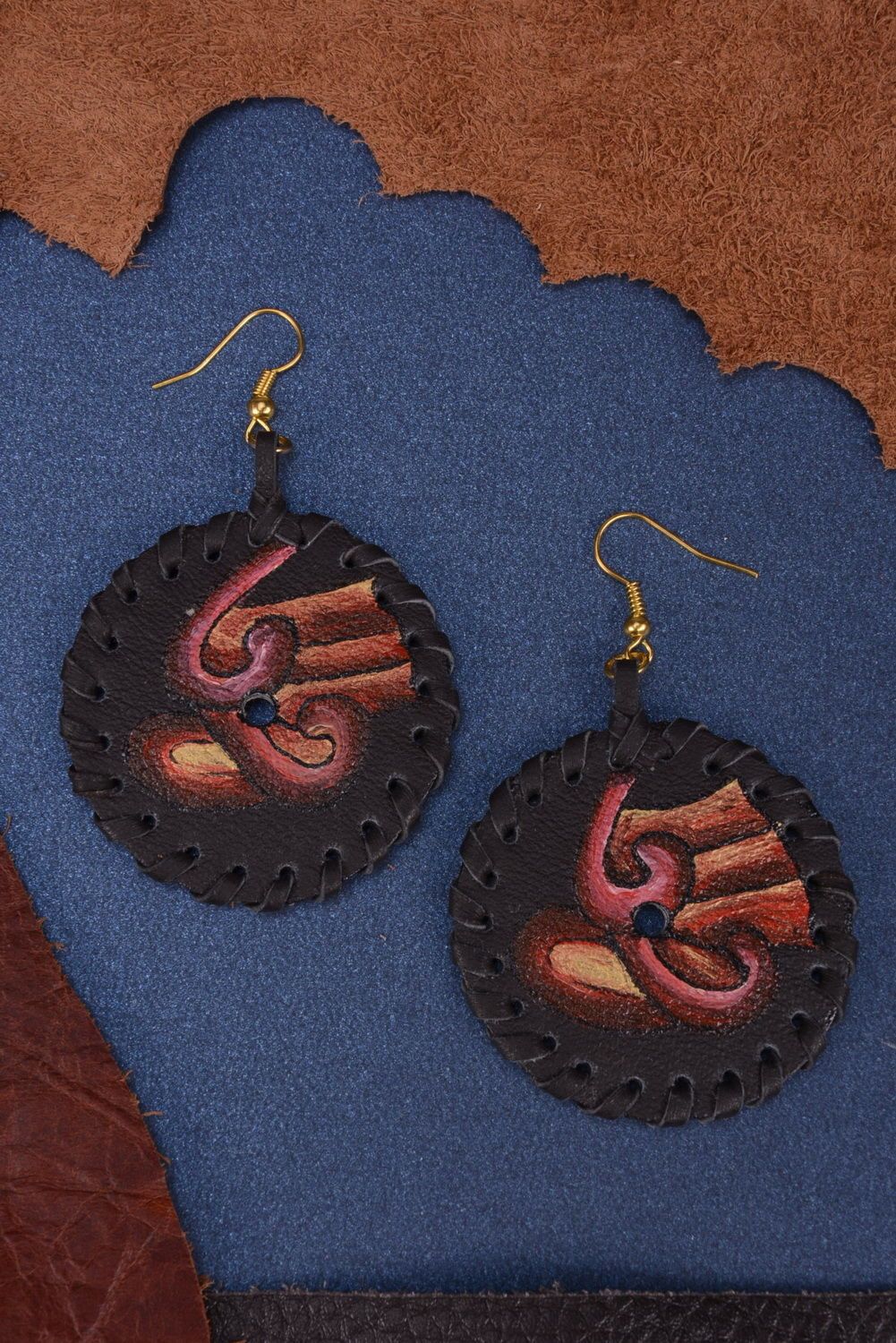 Round earrings made of leather photo 2