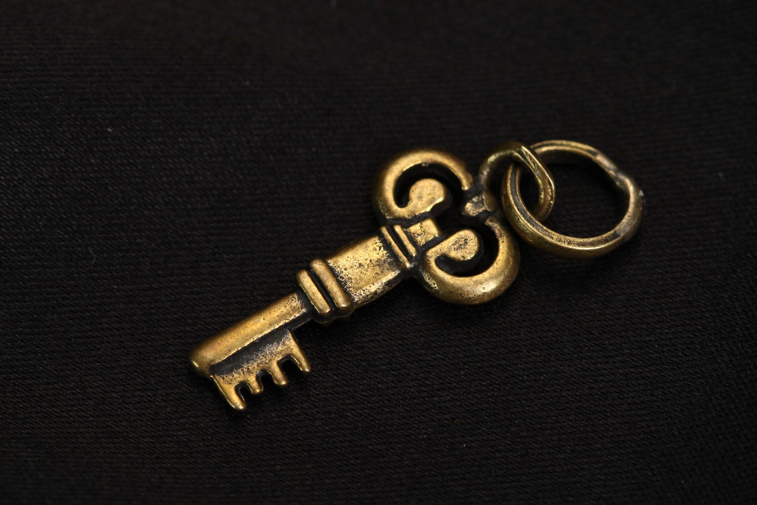 Pingente de bronze feito à mão em forma da chave foto 1