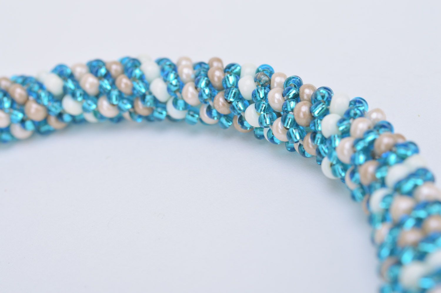 Accessoire collier en perles de rocaille bleu blanc fait main bijou stylé photo 4