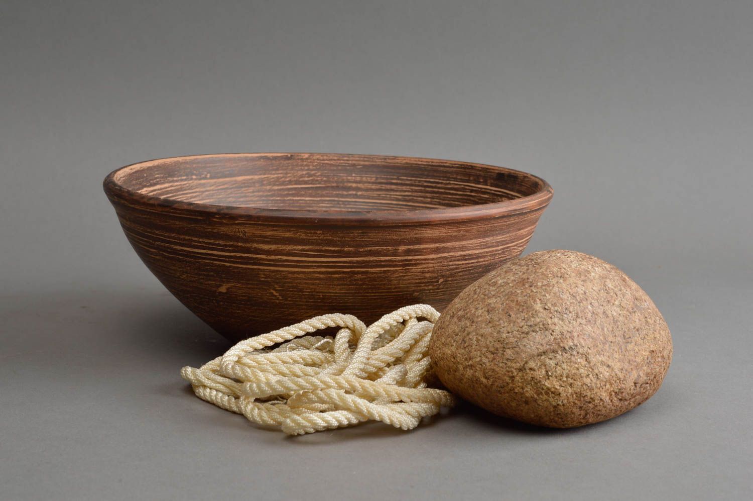Bol en argile fait main marron original vaisselle ethnique de créateur photo 1