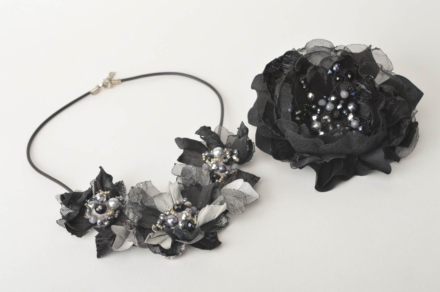 Collier en cuir massif Broche fait main Accessoires femme fleurs noires photo 2