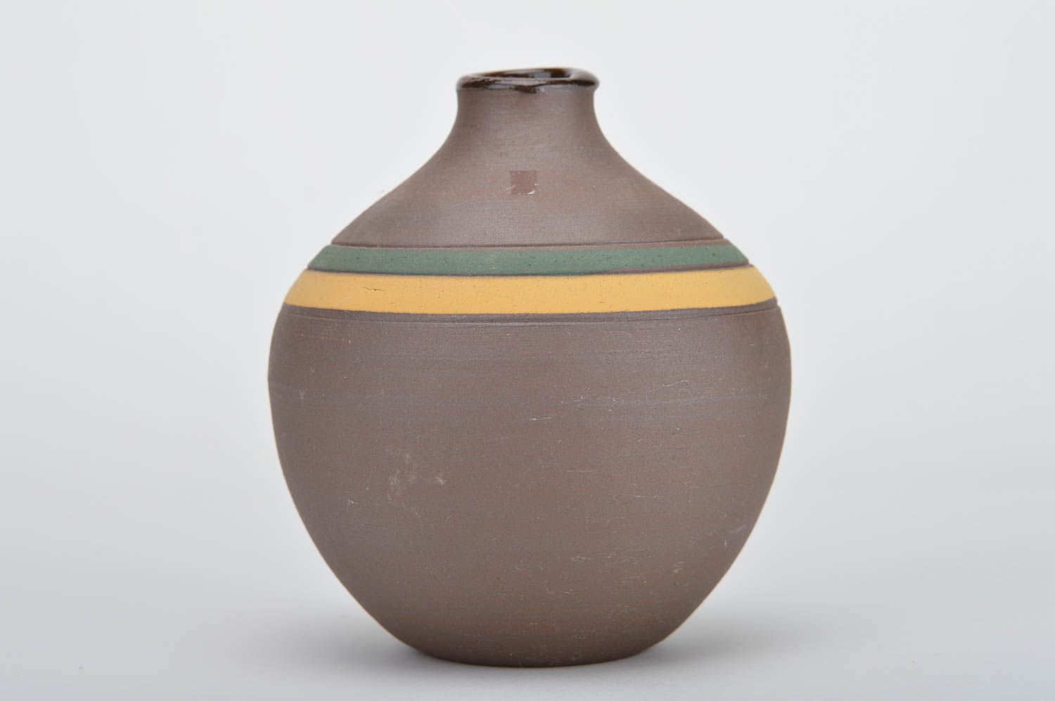 Vase en argile petit cou étroit fait main marron deux lignes verte et jaune photo 2