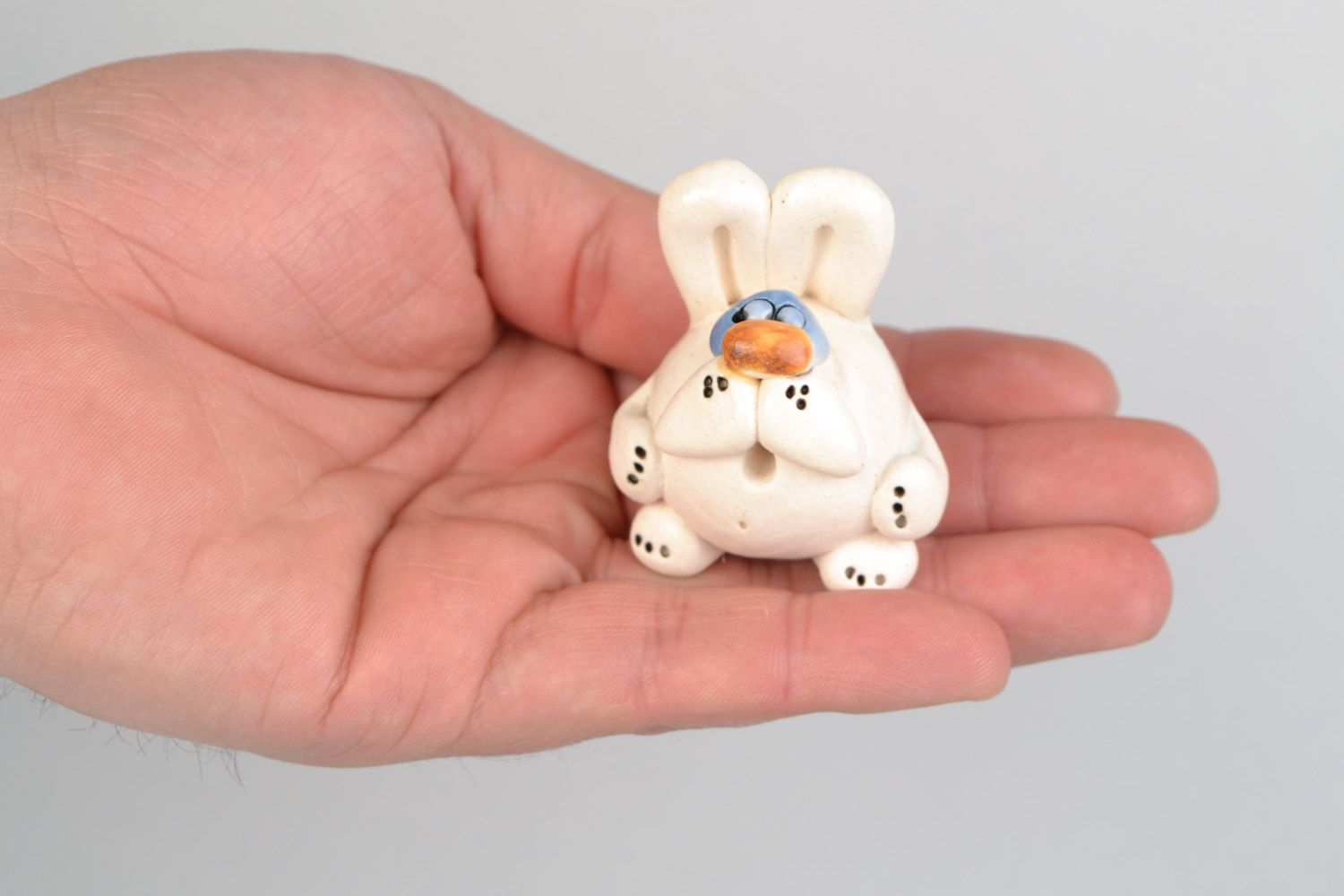 Авторская расписанная глазурью глиняная фигурка кролика малыша ручной работы фото 2