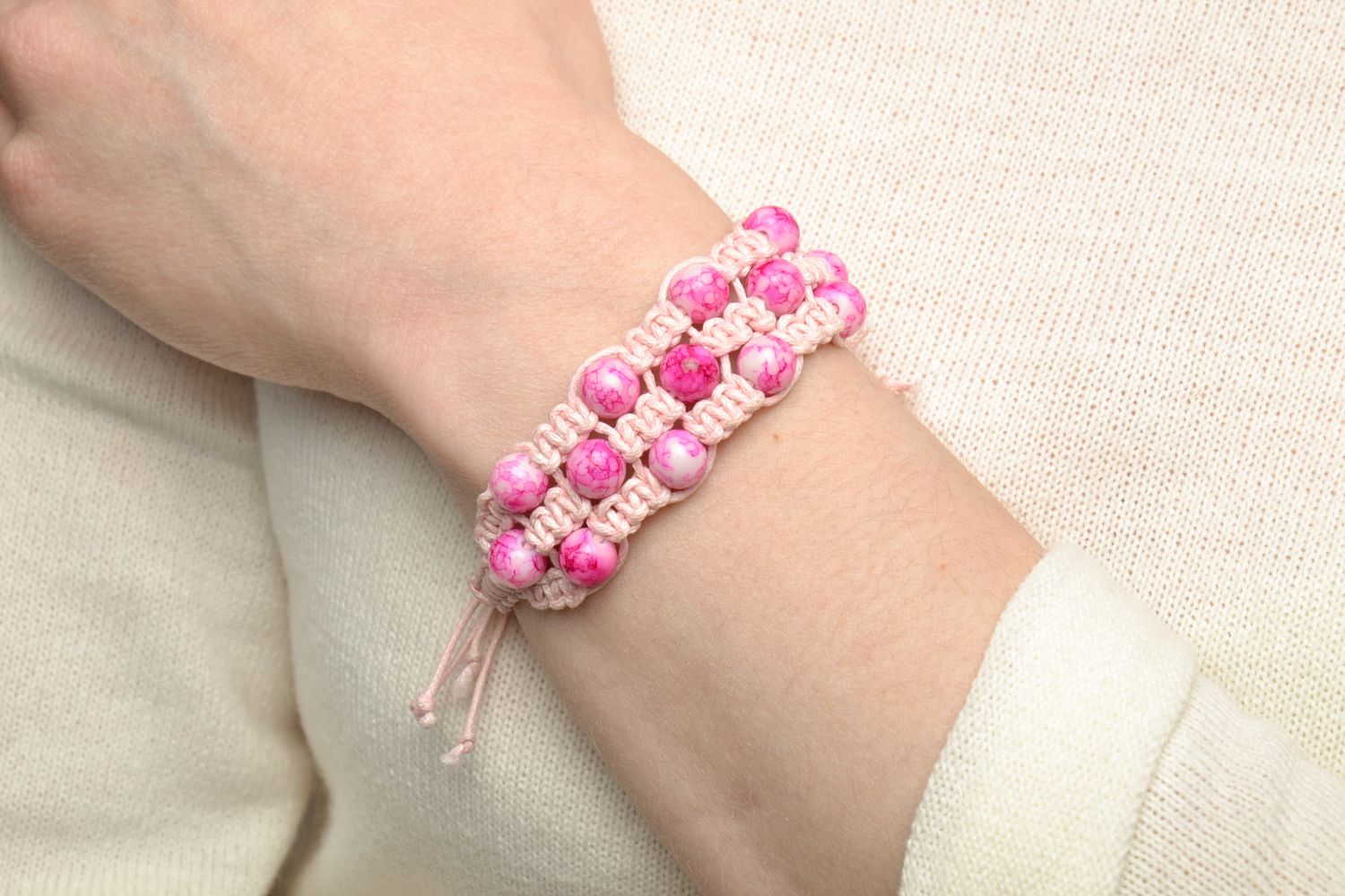 Bracelet tressé large en perles plastiques roses et lacet ciré fait main photo 5