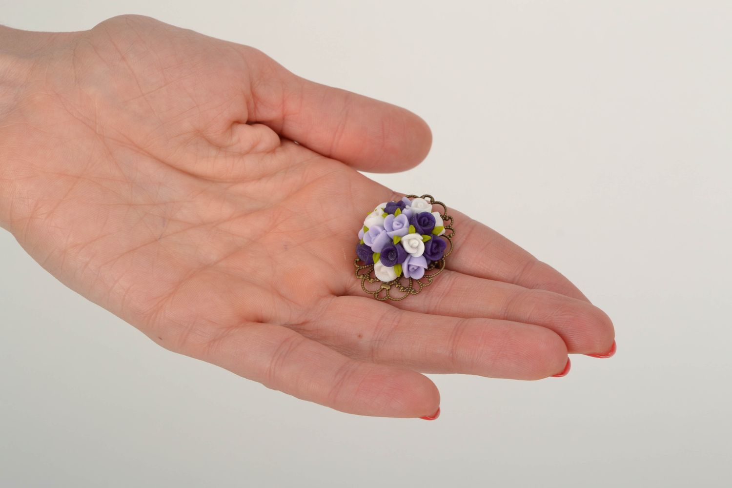 Broche artesanal con flores de arcilla polimérica foto 2