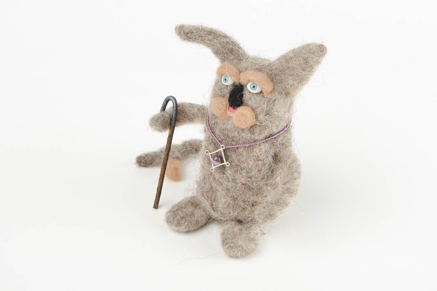 Peluche chat gris avec bâton Jouet fait main en laine feutrée Cadeau enfant photo 4