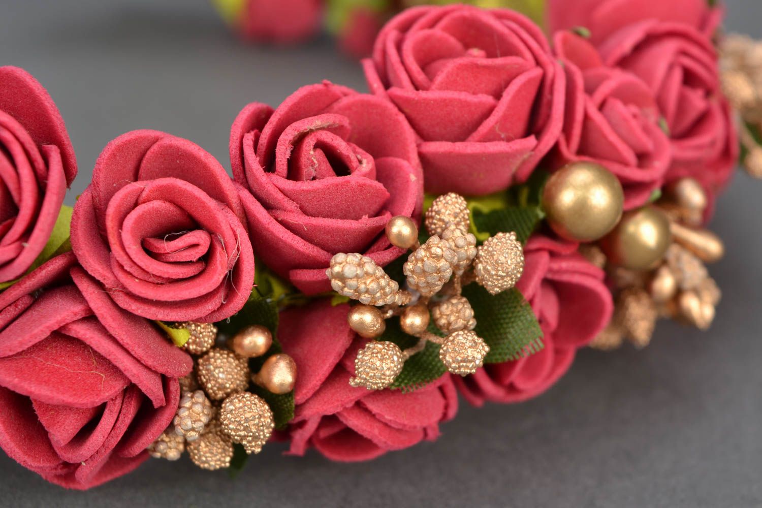 Corona de flores con las rosas de foamiran foto 3