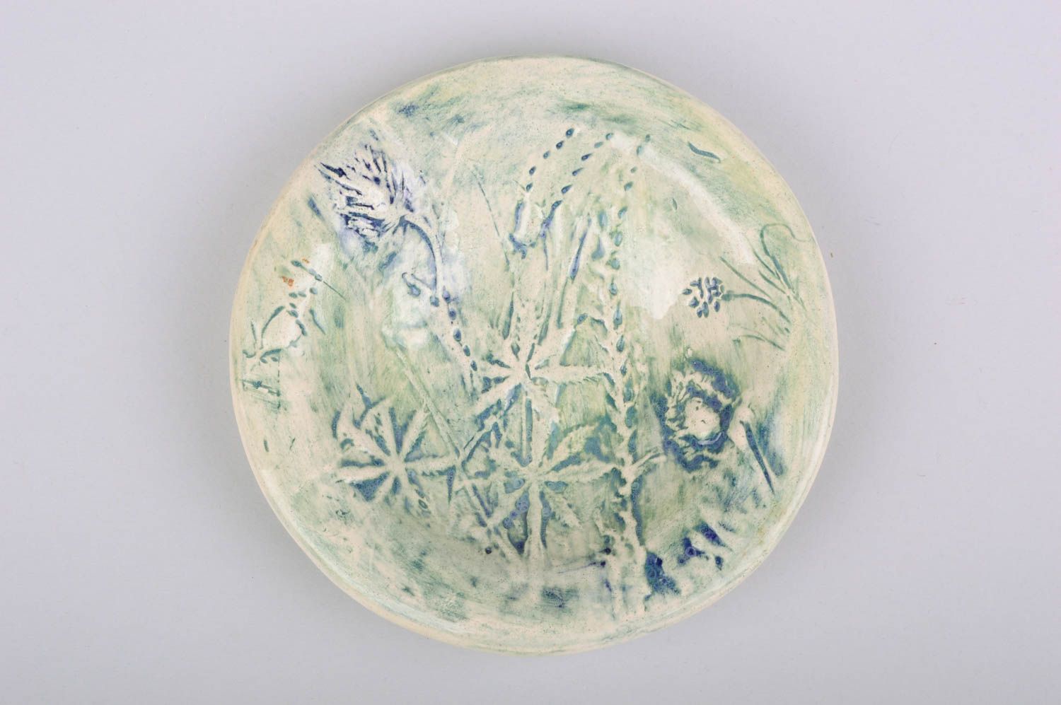 Керамическая тарелка расписанная глазурью с узором ручной работы красивая фото 1